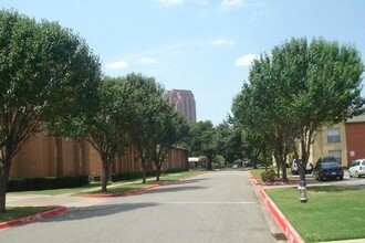 Birchwood Apartment Homes in Dallas, TX - Foto de edificio - Building Photo