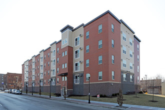 LaFayette Square in Davenport, IA - Foto de edificio - Building Photo