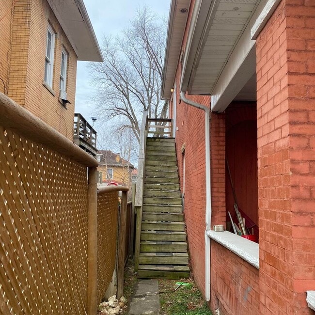 446 6th Ave, Unit Upstairs Apartment in Huntington, WV - Foto de edificio - Building Photo