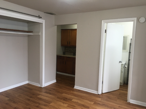 100 Vana Dr, Unit STUDIO in Willow Springs, IL - Building Photo - Building Photo