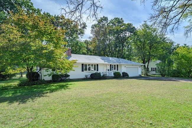 557 Maple Rd in Longmeadow, MA - Building Photo - Building Photo