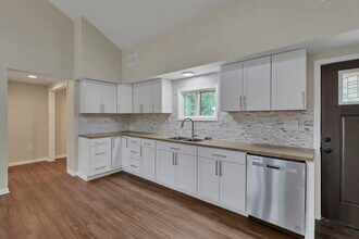 5170 Fairfield Beach Rd NE in Thornville, OH - Foto de edificio - Building Photo