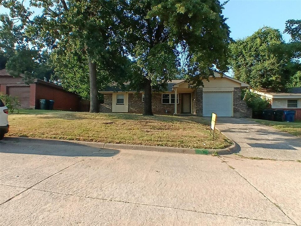 1320 Parkwoods Terrace in Midwest City, OK - Building Photo