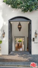 8828 Thrasher Ave in Los Angeles, CA - Foto de edificio - Building Photo