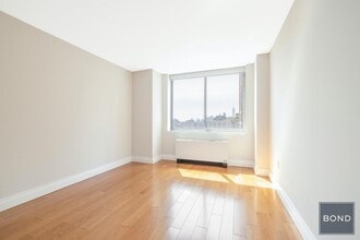 776 Sixth Avenue in New York, NY - Building Photo - Building Photo