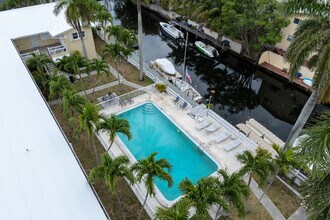 Venice Arms in North Miami, FL - Foto de edificio - Building Photo