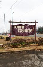 Town & Country Apartments in Murfreesboro, TN - Building Photo - Building Photo