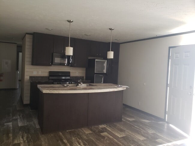 6610 Lear Nagle Rd in North Ridgeville, OH - Foto de edificio - Building Photo