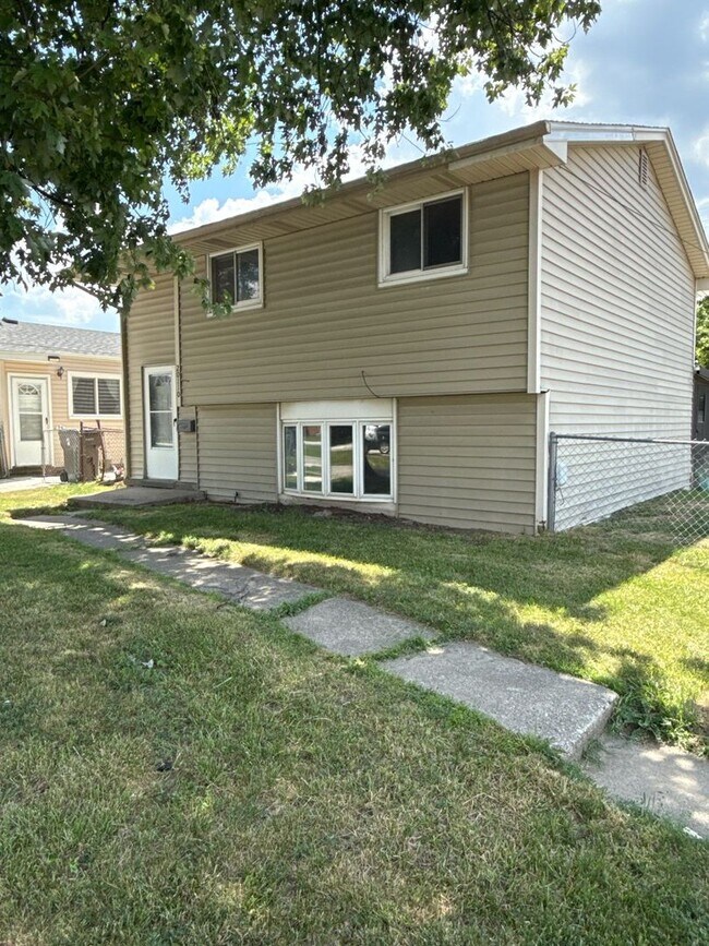20110 Abrahm St in Clinton Township, MI - Building Photo - Building Photo