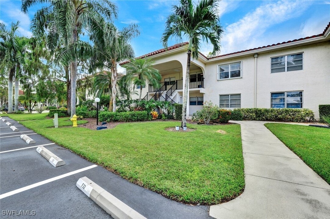 1055 Forest Lakes Dr in Naples, FL - Building Photo