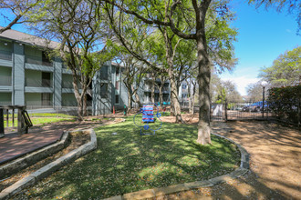 Treehouse Apartments in Austin, TX - Foto de edificio - Building Photo