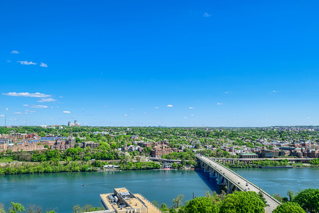 Rosslyn Towers in Arlington, VA - Foto de edificio - Building Photo