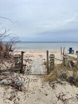 9 Greenwich Ave in Bayville, NY - Building Photo