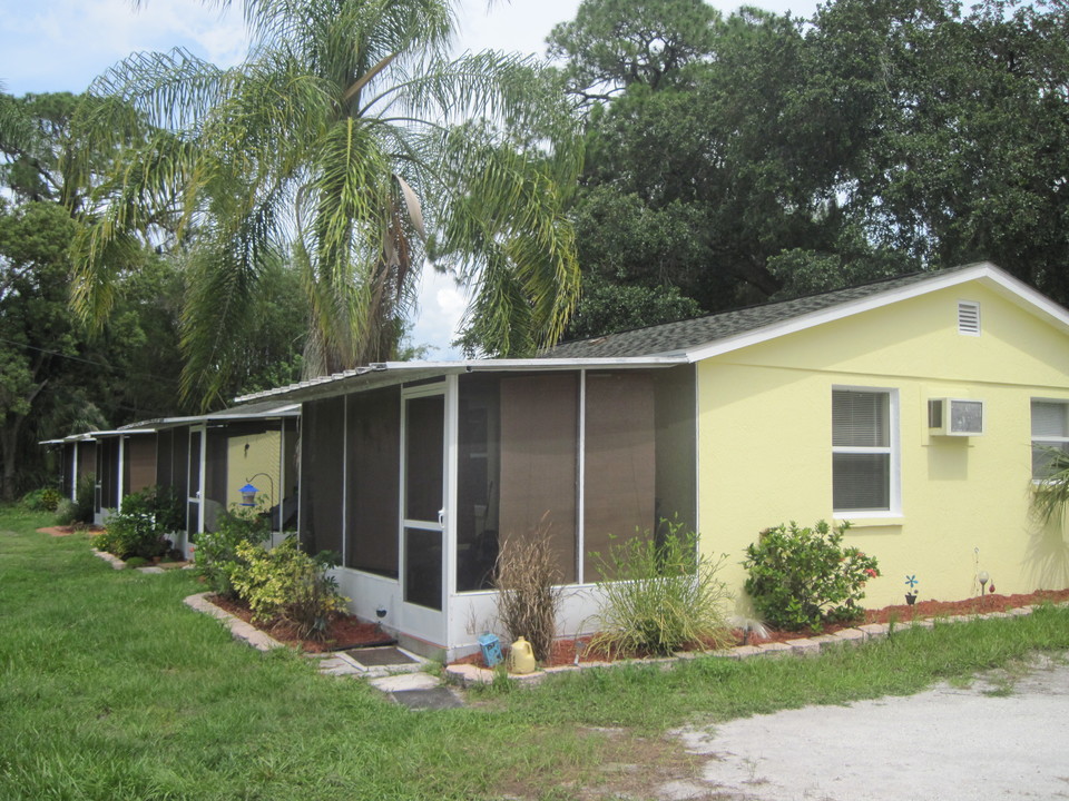 275 Pineapple St in Englewood, FL - Building Photo