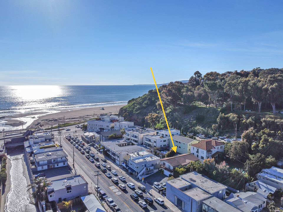 153 W Channel Rd in Santa Monica, CA - Building Photo