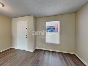 8327 Wanda Lake Dr in Indianapolis, IN - Foto de edificio - Building Photo