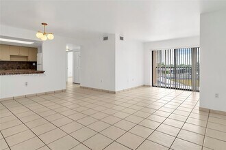 3945 SW 89th Ave, Unit 201 in Miami, FL - Building Photo - Building Photo