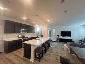 4232 Powell Wy in Corona, CA - Foto de edificio - Building Photo