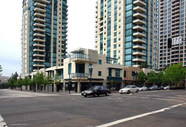 Horizons in San Diego, CA - Foto de edificio - Building Photo