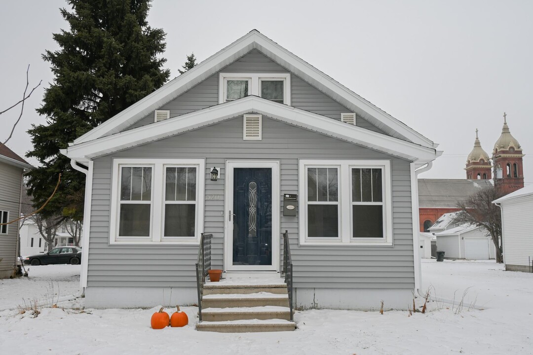 520 N 7th St in Grand Forks, ND - Building Photo