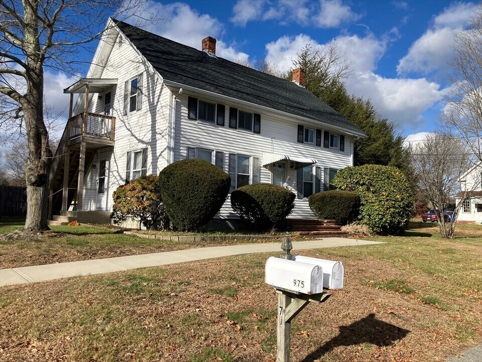 975 S Main St in Attleboro, MA - Building Photo
