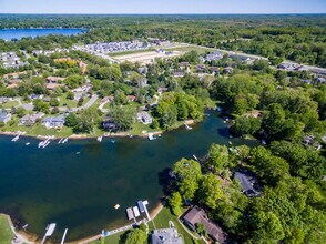 6542 Bella Vista Dr NE in Rockford, MI - Foto de edificio - Building Photo