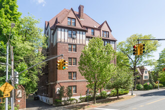 150 Burns St in Forest Hills, NY - Building Photo - Building Photo