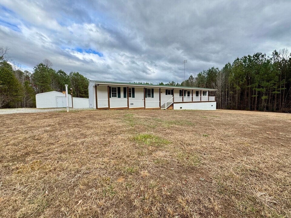 316 Moores Dr in Boydton, VA - Building Photo