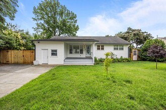 8490 Lynn River Rd in Norfolk, VA - Building Photo - Building Photo