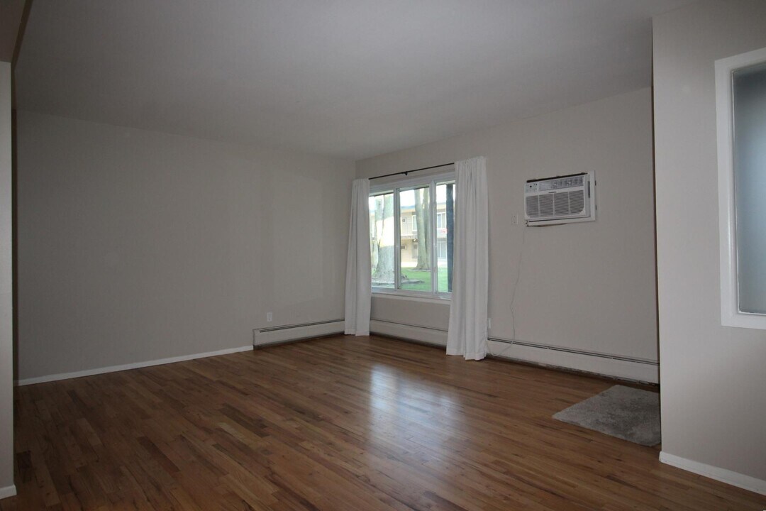 3433 Hillside Dr in Royal Oak, MI - Building Photo