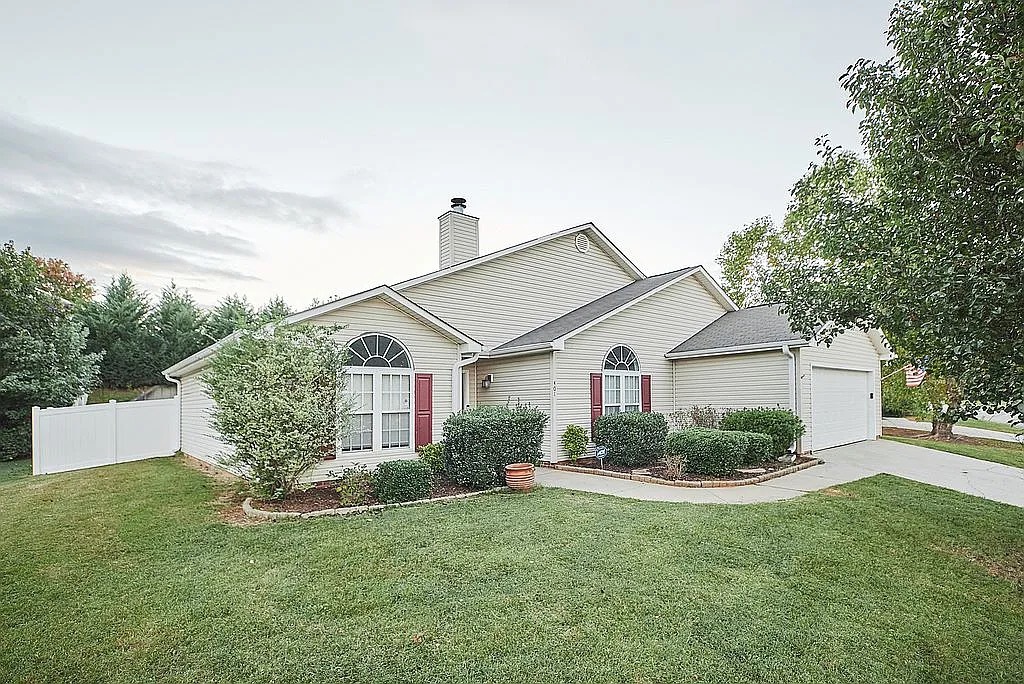 401 Kingfisher Dr in Simpsonville, SC - Foto de edificio