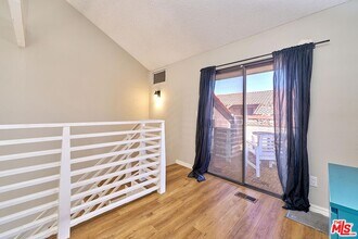 10929 Morrison St in Los Angeles, CA - Building Photo - Building Photo