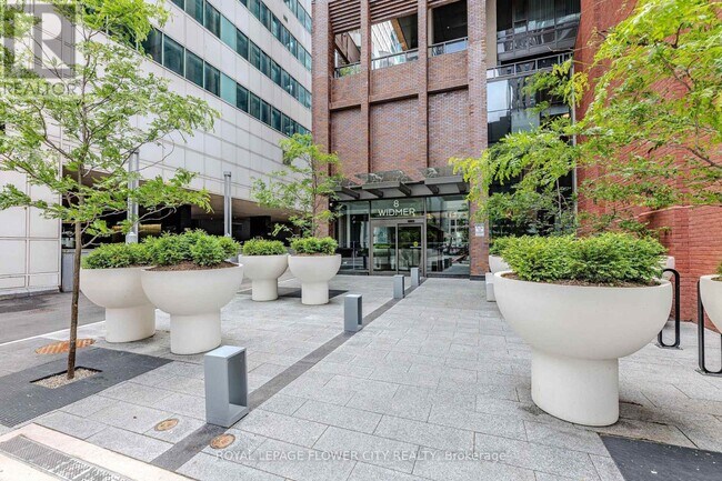 8 Widmer St in Toronto, ON - Building Photo - Building Photo