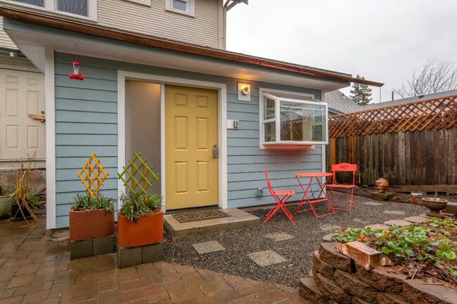 3924 SE Grant Ct, Unit TGH in Portland, OR - Foto de edificio - Building Photo