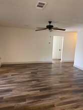 1202 E Princeton Ln in Deer Park, TX - Foto de edificio - Building Photo