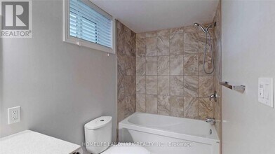 133B Harrison Dr in Newmarket, ON - Building Photo - Building Photo