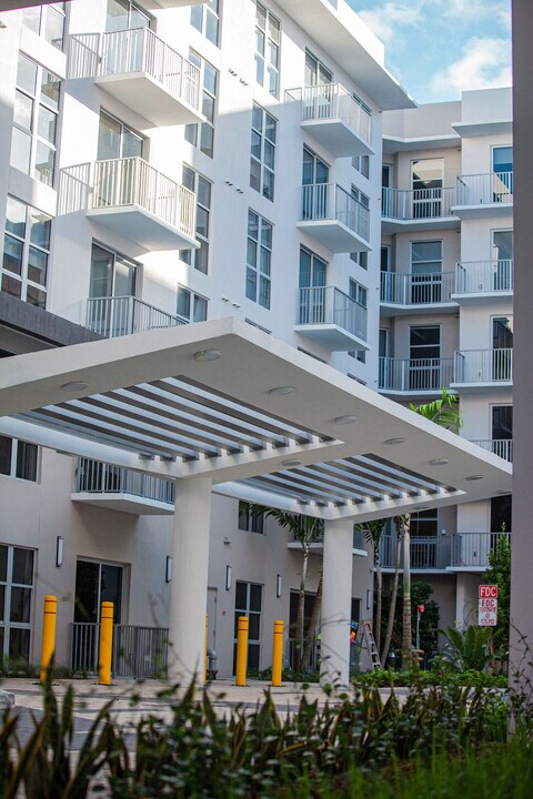 850 Living in Miami, FL - Building Photo