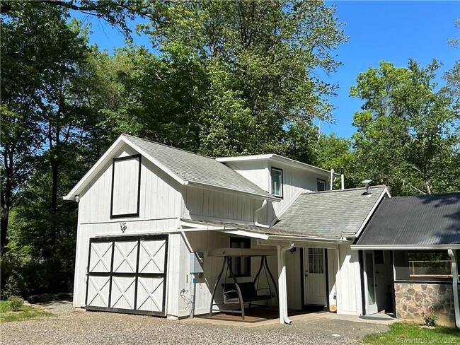 38 Lonetown Rd in Redding, CT - Foto de edificio - Building Photo