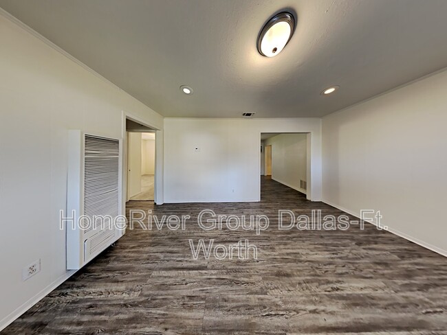 1303 Casa Vale Dr in Dallas, TX - Building Photo - Building Photo