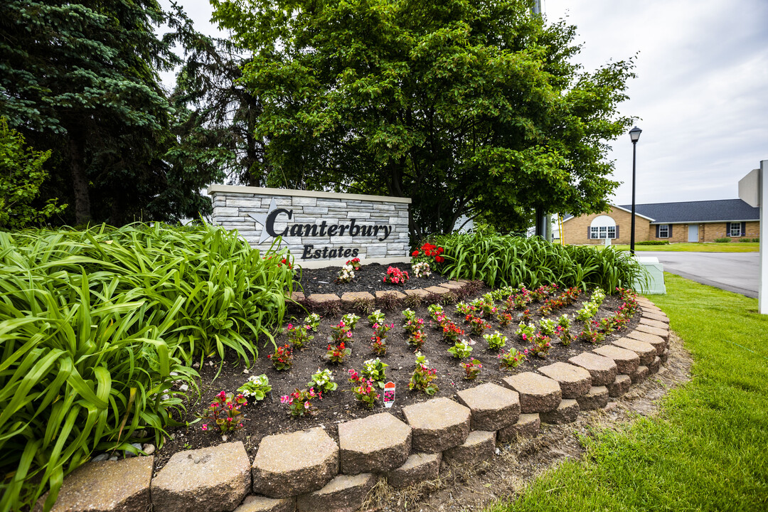 Canterbury Estates in Ionia, MI - Foto de edificio