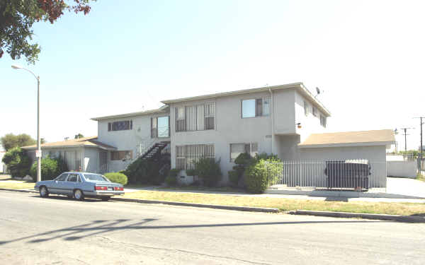 8000 Wadsworth Ave in Los Angeles, CA - Foto de edificio