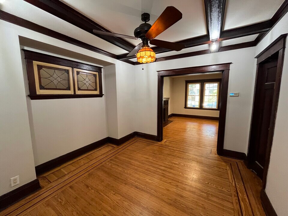 203 Fairleigh Av S in Hamilton, ON - Building Photo