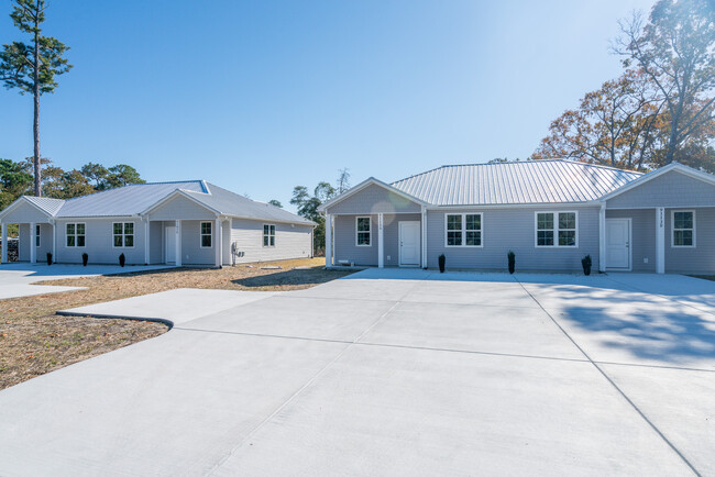 9113 Beach Dr SW in Calabash, NC - Building Photo - Building Photo