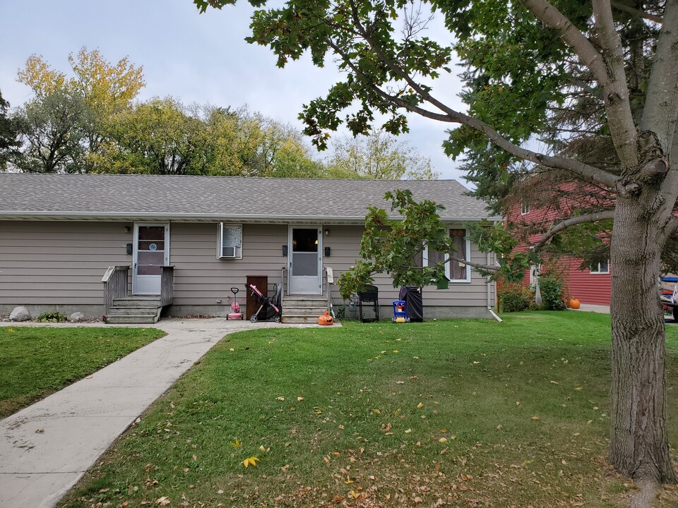 929 W Linden St, Unit 2 in Fergus Falls, MN - Foto de edificio