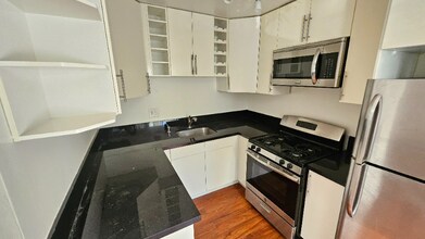 933 S Gramercy Dr in Los Angeles, CA - Building Photo - Building Photo