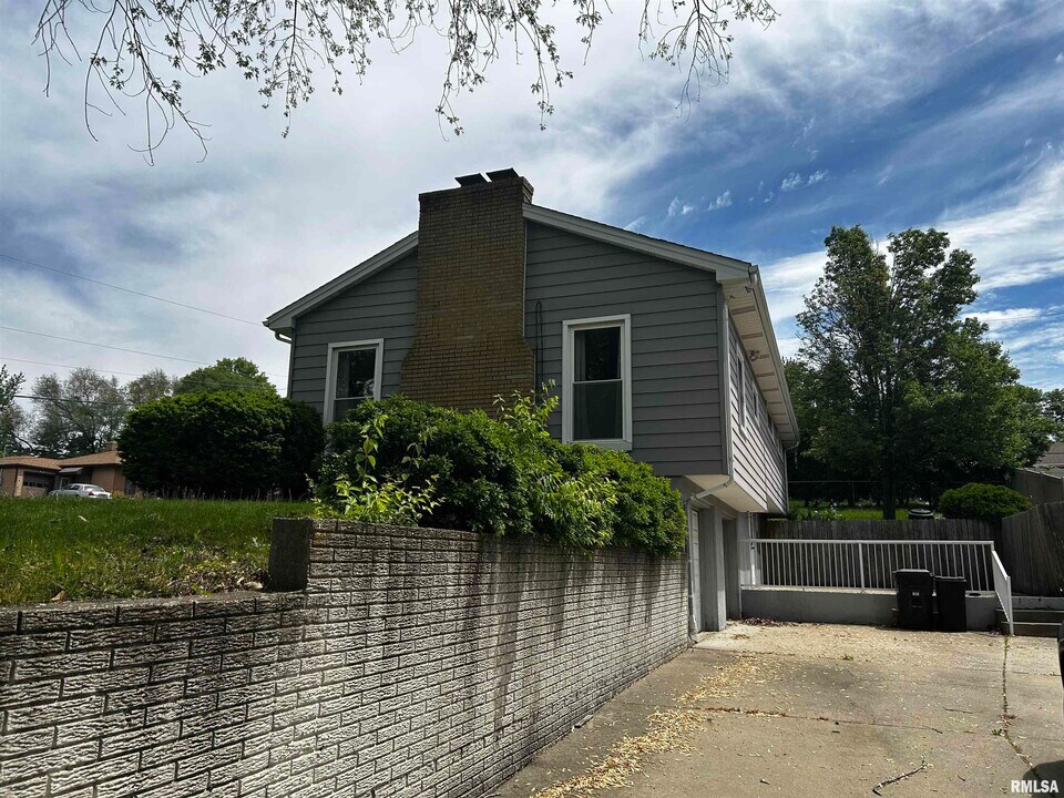 2114 W Westbrook Dr in Peoria, IL - Building Photo