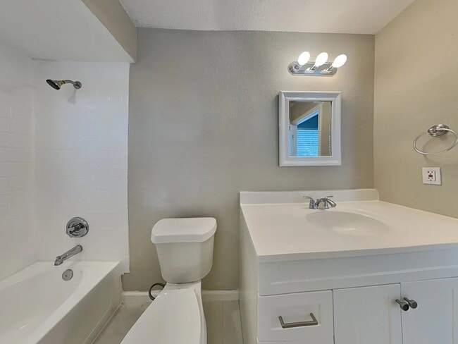 6204 Frost Dr in Tampa, FL - Building Photo - Building Photo