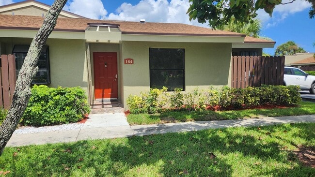 164 Meadows Dr in Boynton Beach, FL - Building Photo - Building Photo