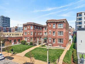 4561 Laclede Ave in St. Louis, MO - Building Photo - Building Photo