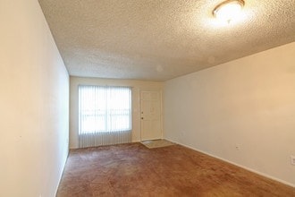 Foxcroft Apartments in Tampa, FL - Building Photo - Interior Photo